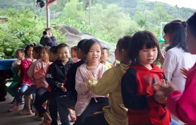 图片包含 人员, 户外, 树, 孩子描述已自动生成