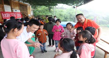 图片包含 人员, 孩子, 地面, 户外描述已自动生成